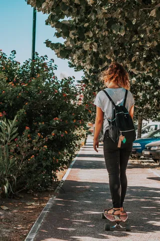 穿着黑色牛仔裤和白色t恤的女人