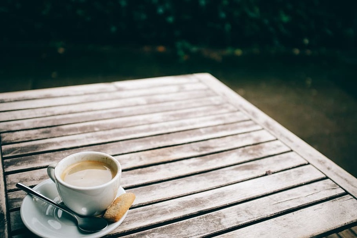 桌上放一杯咖啡