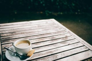 桌上放一杯咖啡