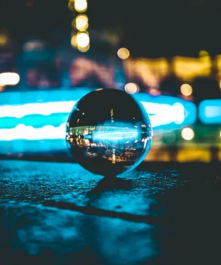 混凝土路面上的大理石特写照片