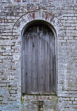 关闭的棕色木窗