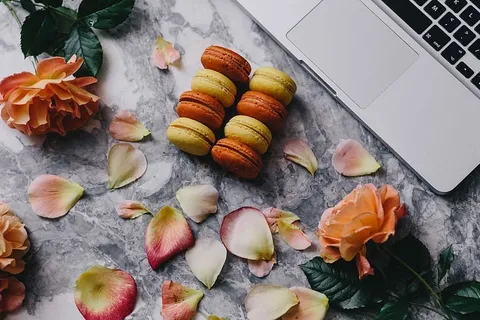 大理石板上的马卡龙俯视图 大理石板上的马卡龙俯视图
