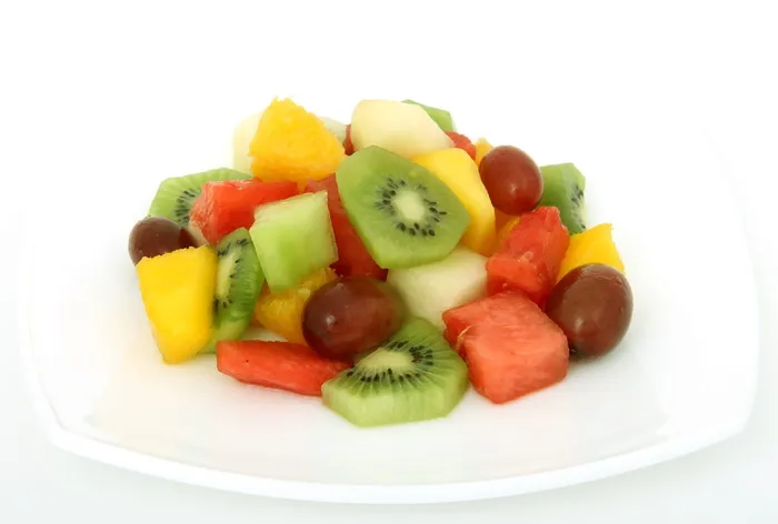 水果沙拉，上菜，白色，陶瓷，盘子，陶瓷盘子，特写，鸡尾酒