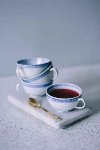 咖啡、T恤和奶油泡芙