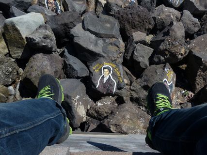 坐，脚，晃，晃脚，鞋，石头，画，艺术画家