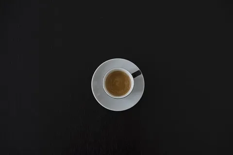 填充、棕色、液体、白色、陶瓷、马克杯、茶杯、蒸馏器 填充、棕色、液体、白色、陶瓷、马克杯、茶杯、蒸馏器