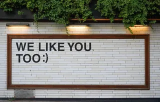 我们喜欢白色瓷砖上的标牌