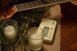 白色，恒温器，两个，蜡烛罐，桌子，蜡烛，吉他，调谐器