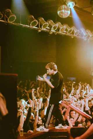 在观众面前舞台上表演的男子