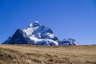 白天蓝天白云下白雪皑皑的山峰