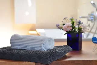 白色，纺织品，棕色，浴室毛巾，浴室，毛巾，花，浴缸