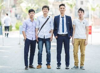 穿马球衫的男子