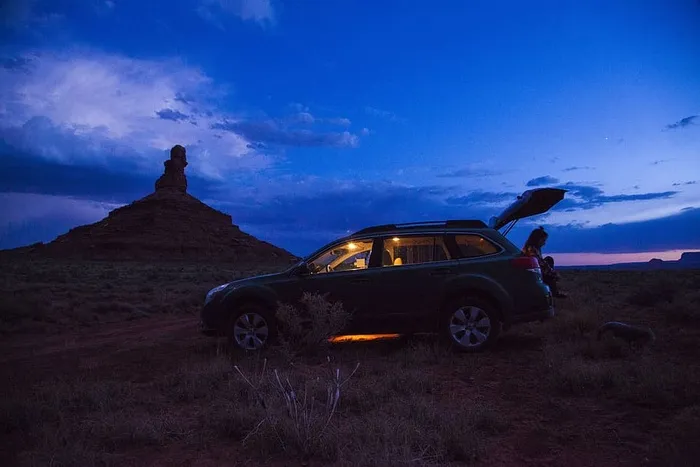 夜间使用黑色五门掀背车