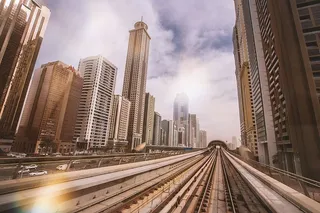 迪拜市中心摩天大楼的地铁美景