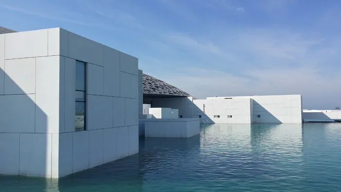 被水包围的白色建筑