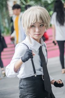 穿黑白服装的女人的选择性聚焦摄影