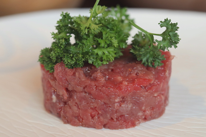 把肉排在盘子里