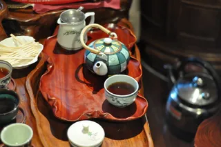 茶道，茶，茶具，桌子，杯子，茶壶，马克杯，室内