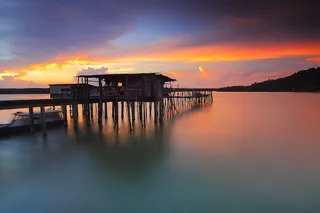 褐木屋在白船上伫立在水的*