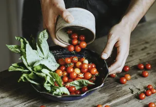 把西红柿放在碗上的人