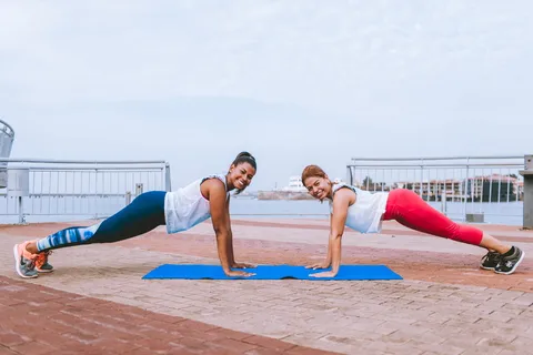 两个女人做俯卧撑
