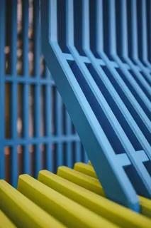 沙滩上五颜六色的木制建筑 沙滩上五颜六色的木制建筑