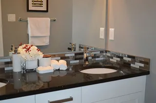 棕色、白色、大理石、台面、水槽、橱柜、浴室、梳妆台