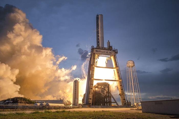 灰白色Spacex航天飞机照片