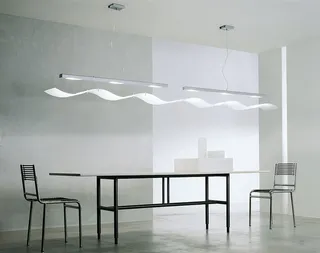 长方形玻璃顶桌，黑色金属底座，几把椅子靠近墙壁