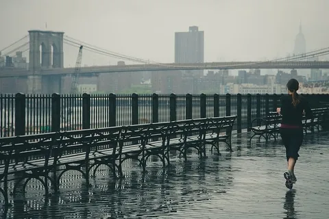 女人，走路，黑色，钢扶手椅，慢跑，旁边，河流，女孩