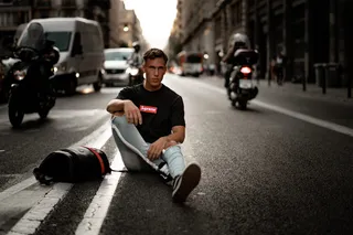 坐在水泥路面上的男子