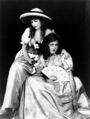 灰度照片，一个女人，拿着一个扇子，多萝西·吉什，莉莲·吉什（lillian gish），女演员，姐妹们