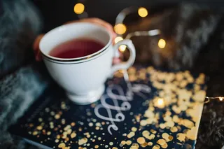 年轻女子在家看书喝酒