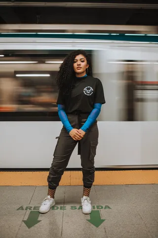 站在火车前面的女人