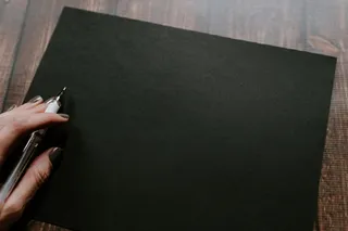 黑色图形板，文本，人，人，笔，桌子，纸，木头