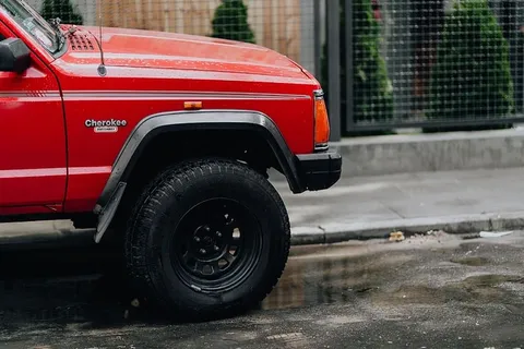 老红吉普车切诺基