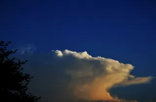 铁砧云，云，平，铁砧，白，亮，有色，天空