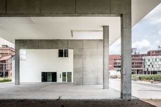 白色和棕色混凝土建筑