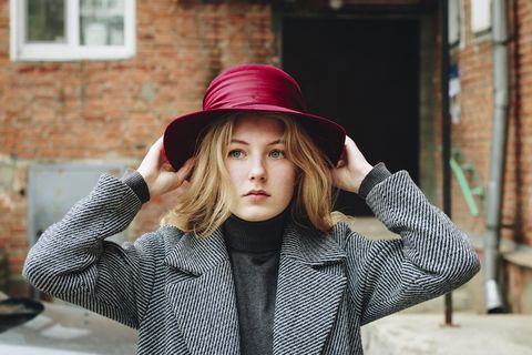 一个戴紫色帽子的女人的特写照片