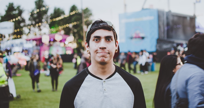 Sdd、Awe、sdejd、看相机、肖像、聚焦前景、年轻人、偶发人群