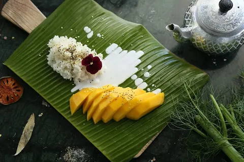 芒果糯米、芒果、泰国甜点、椰奶、香蕉叶、食品和饮料、新鲜度、食品 芒果糯米、芒果、泰国甜点、椰奶、香蕉叶、食品和饮料、新鲜度、食品