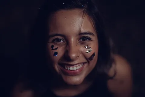 穿着黑色背心微笑的人