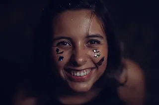 穿着黑色背心微笑的人