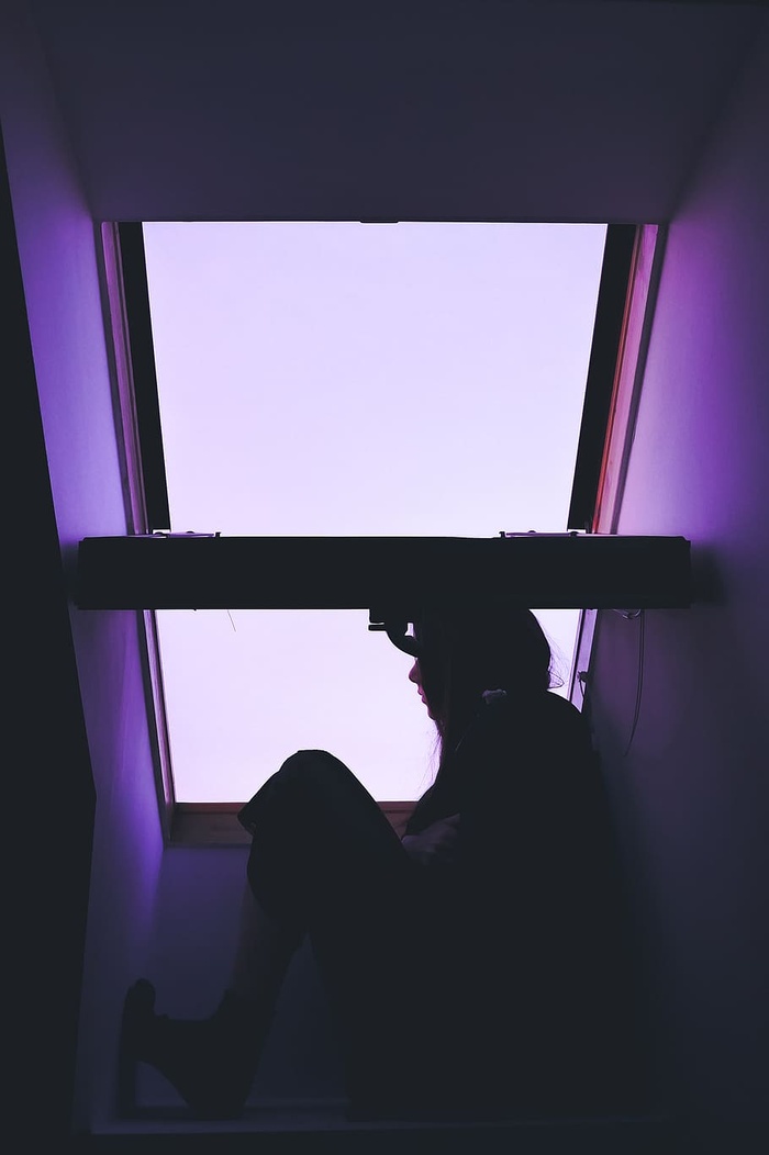 坐在窗户附近的人的剪影