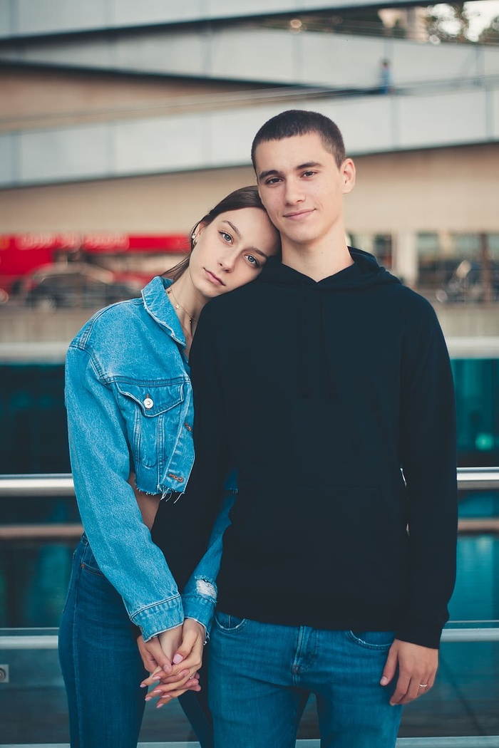 女人握住男人的左手，头靠在男人的肩膀上