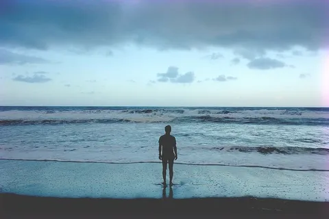 剪影摄影,男人,海岸,站立,海岸,面对,海洋,海滩 剪影摄影,男人,海岸,站立,海岸,面对,海洋,海滩