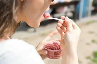 吃草莓冰糕的女士