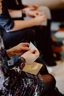 女性在折纸时折叠纸张