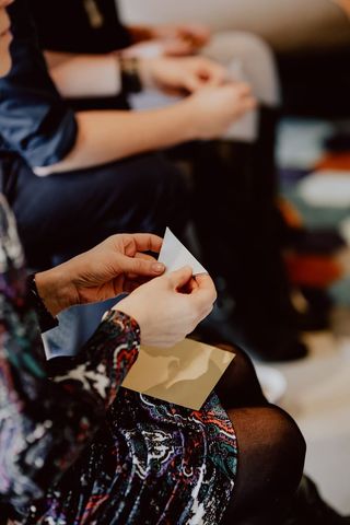 女性在折纸时折叠纸张