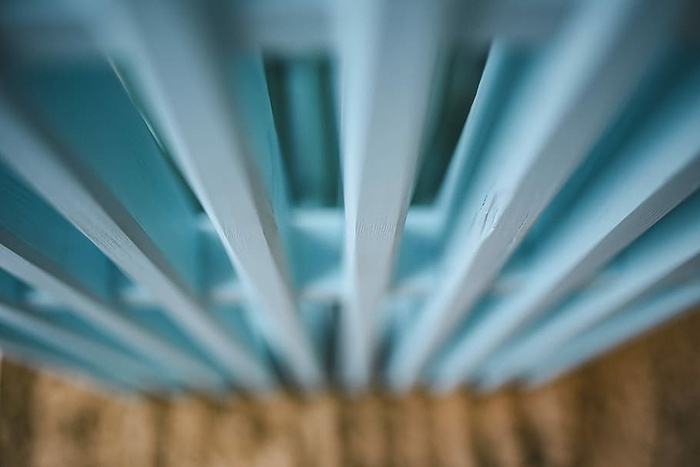 沙滩上五颜六色的木制建筑